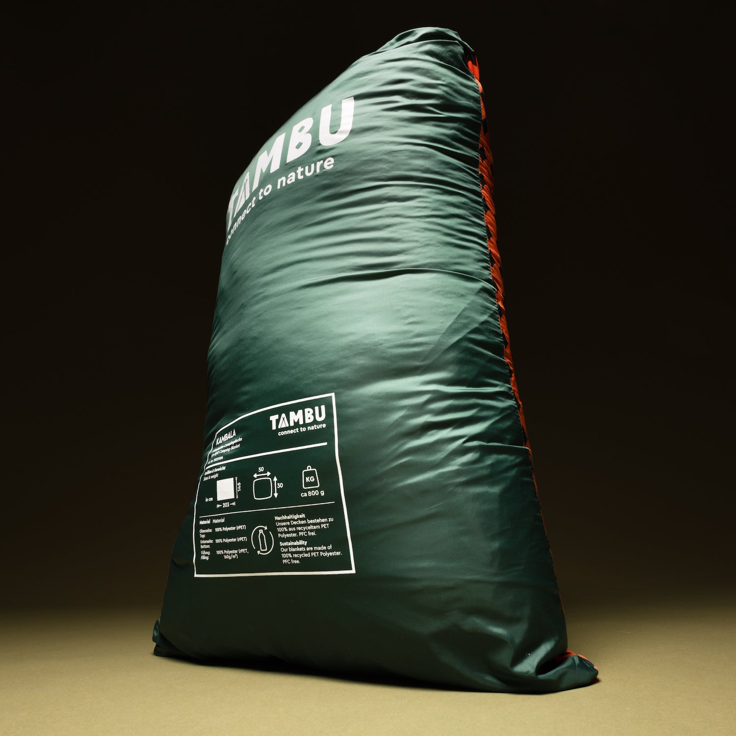 Grüne, ultraleichte Campingdecke KAMBALA von Tambu Outdoor im kompakten Packsack mit weißem Logo und Produktinformationen