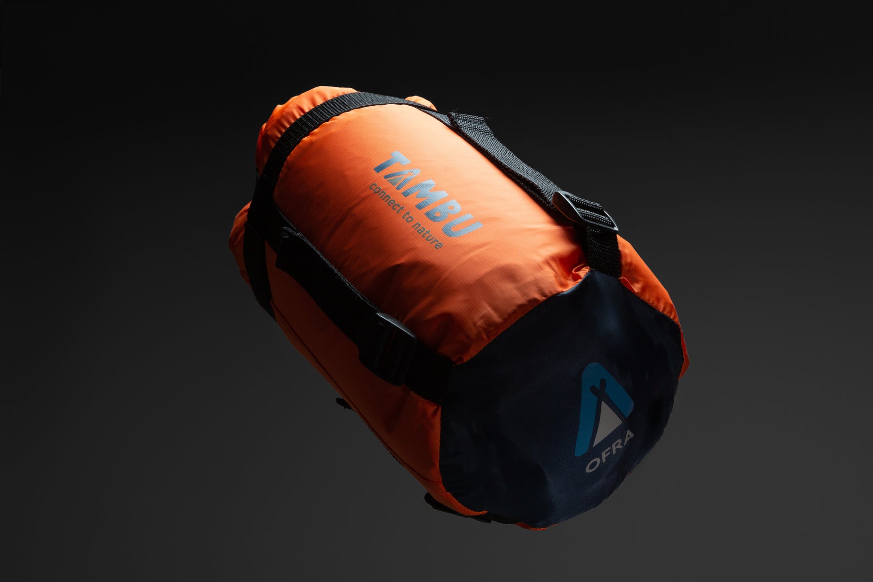 Oranger Packsack mit schwarzem Tragegurt und Aufschrift 'TAMBU' für OFRA 800 Mumienschlafsack von Tambu Outdoor