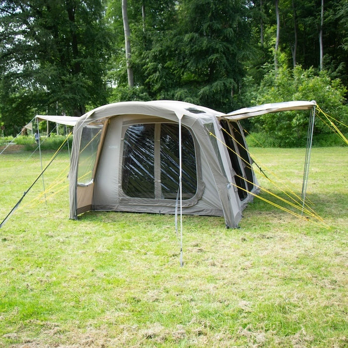 BISALA 4 Familien Tunnelzelt AIR von Tambu Outdoor, graues 4-Personen-Zelt mit großen Fenstern und zwei Vordächern auf grüner Wiese