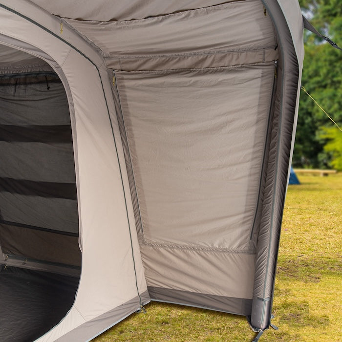 Innenansicht des BISALA 5 Familien Tunnelzelts von Tambu Outdoor mit beigem Stoff und aufblasbaren Luftstangen auf Grasboden