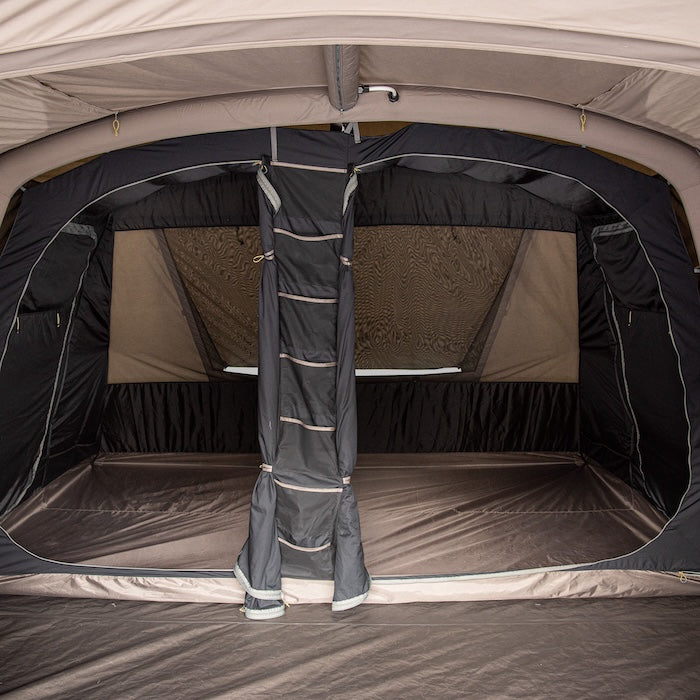 Innenansicht des BISALA 5 Familien Tunnelzelts von Tambu Outdoor mit aufblasbarer Struktur und integriertem Raumteiler in dunkelgrau und Beige