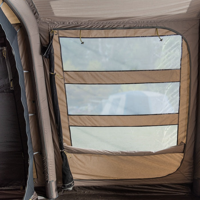 Innenansicht des BISALA 5 Familien Tunnelzelts von Tambu Outdoor mit großen, durchsichtigen Fenstern und beigen Stoff