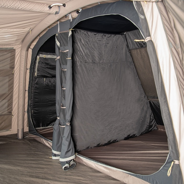 Innenansicht des BISALA 5 Familien Tunnelzelts von Tambu Outdoor mit abgetrenntem Schlafbereich und dunklen Innenwänden