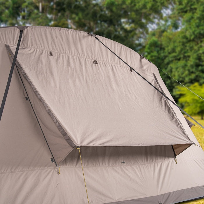 Detailansicht des aufgestellten Rückfensters am beigen BISALA 5 Familien Tunnelzelt AIR von Tambu Outdoor mit gespannten Abspannleinen
