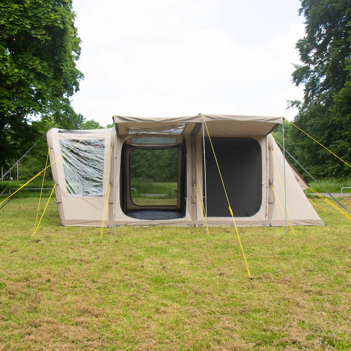 BISALA 5 Familien Tunnelzelt AIR von Tambu Outdoor, beige, mit großen Fenstern und mehreren Eingängen, auf einer Wiese aufgebaut