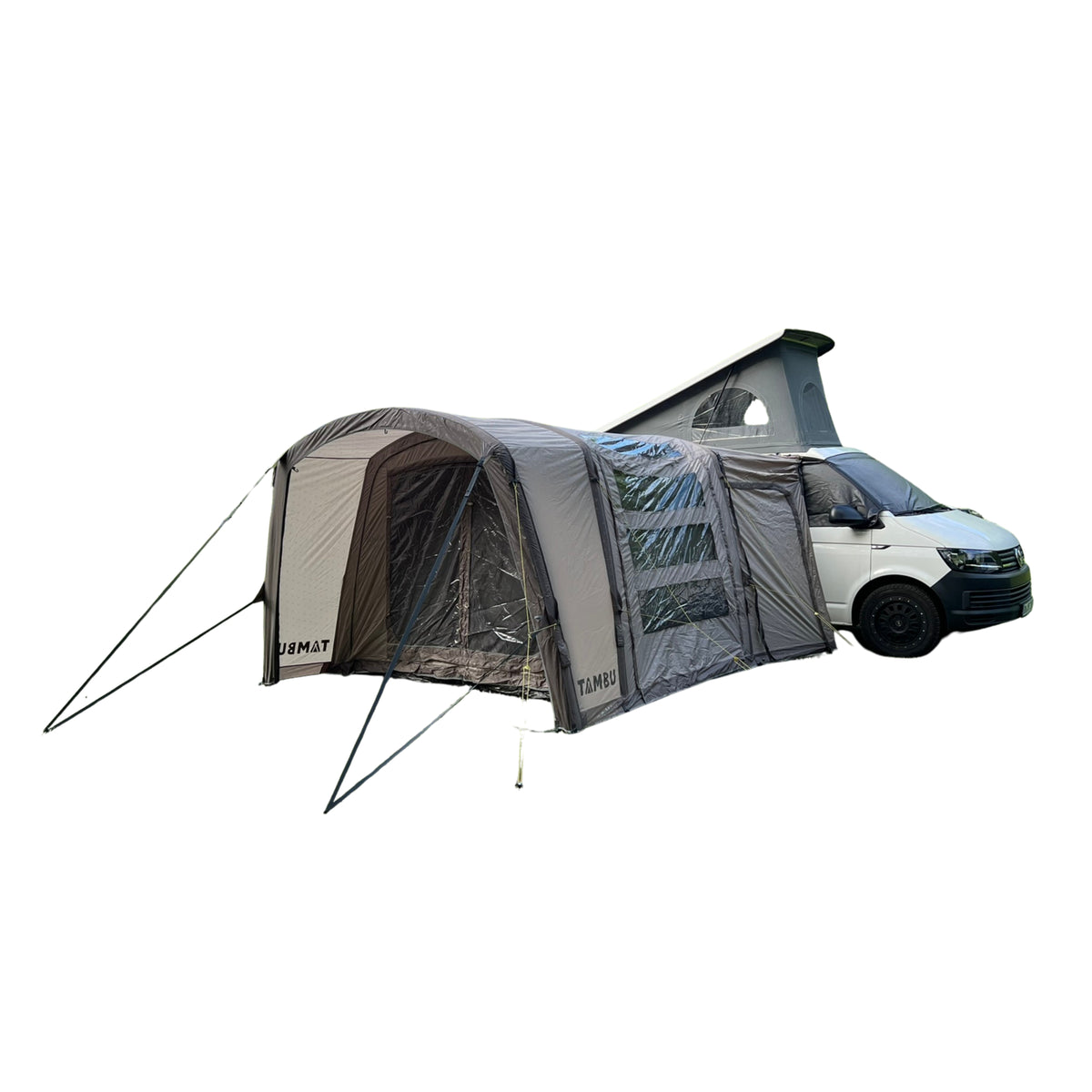 Beiges Busvorzelt AIR von Tambu Outdoor am weißen Campingbus mit aufgestelltem Dachzelt