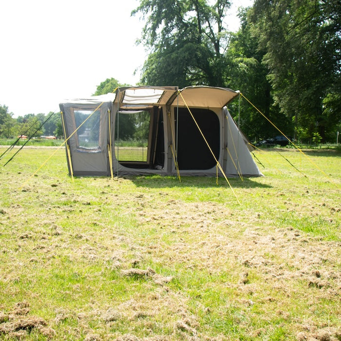 BISALA 4 Familien Tunnelzelt AIR von Tambu Outdoor, beiges 4-Personen Zelt mit großen Fenstern und mehreren Eingängen auf einer Wiese