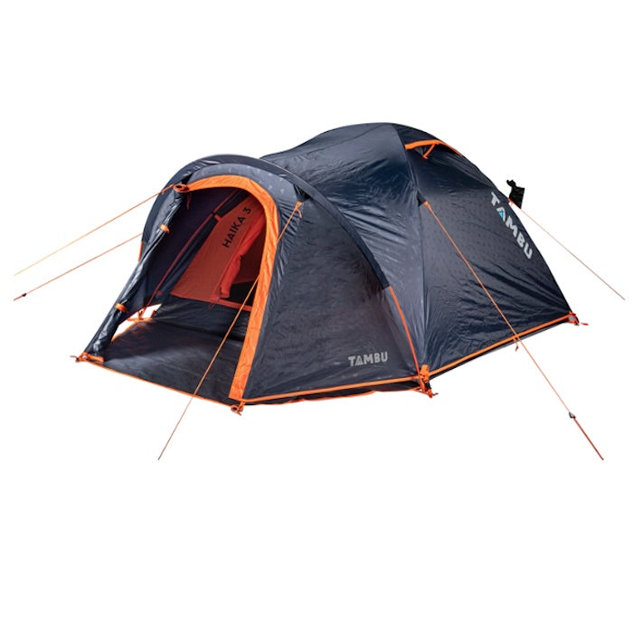 HAIKA 3-Personen Kuppelzelt von Tambu Outdoor in Dunkelblau mit orangefarbenen Akzenten und aufgespanntem Eingang