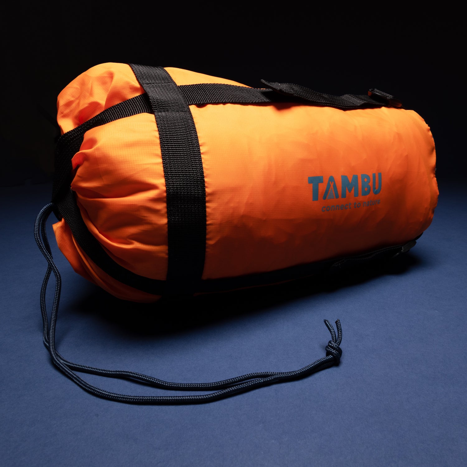 Orangefarbener Deckenschlafsack HASA 950 von Tambu Outdoor in Kompressionssack mit schwarzen Gurten und Zugband