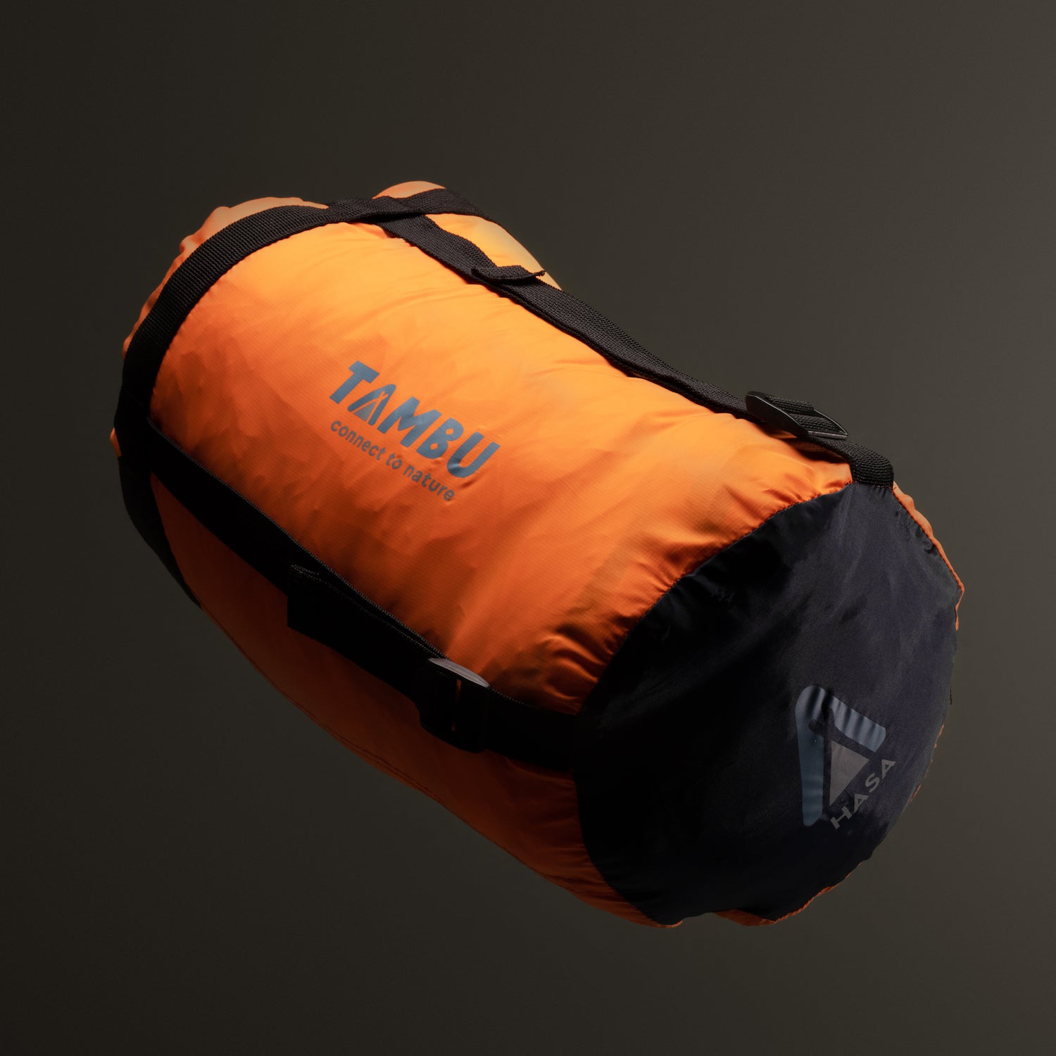 Zusammengepackter orange-schwarzer HASA 950 Deckenschlafsack von Tambu Outdoor mit Tragegurten