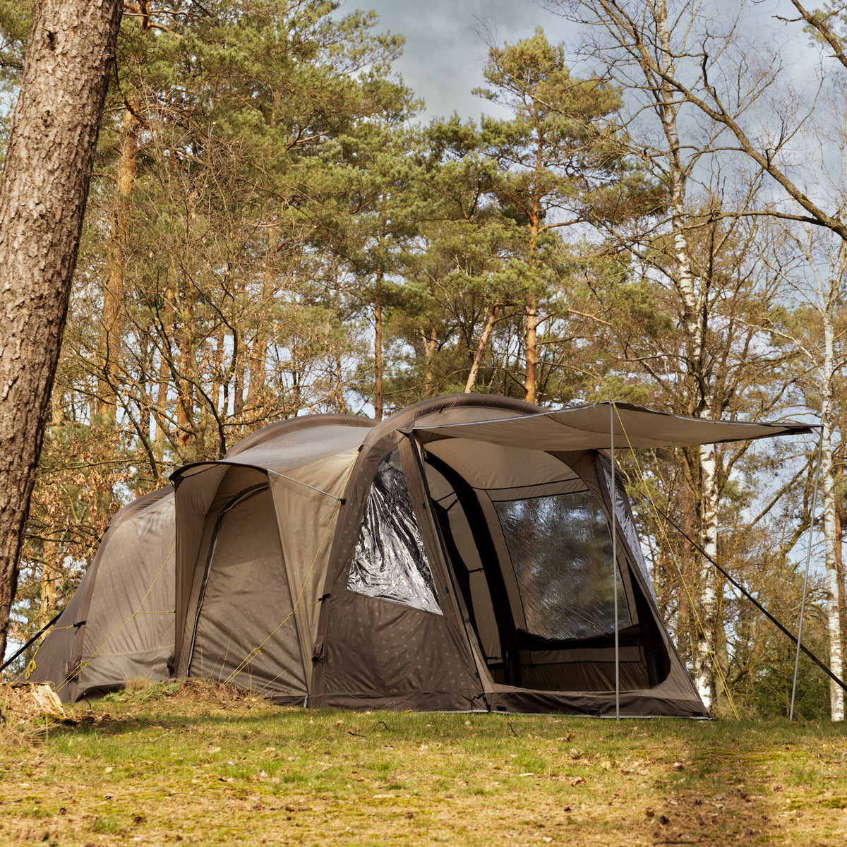 Braunes HUSIR 4-Personen Familien Tunnelzelt Air von Tambu Outdoor im Wald auf Wiese aufgebaut