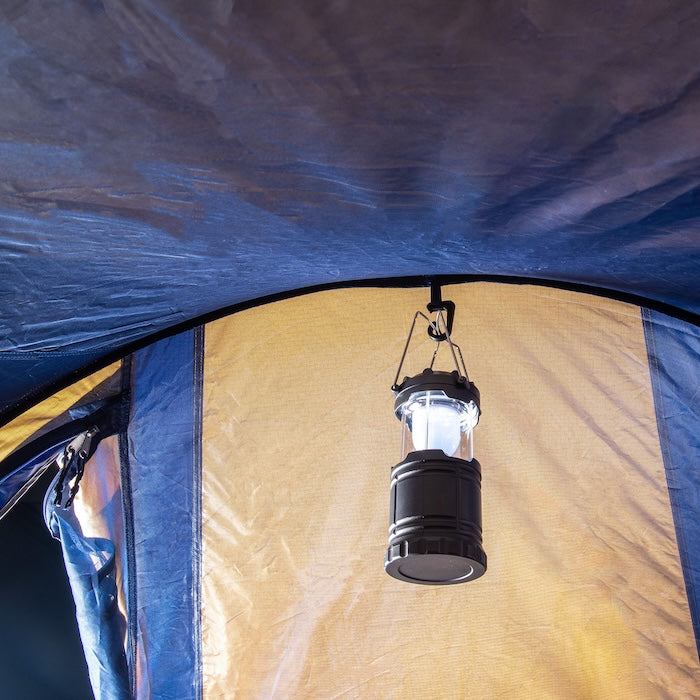 Innenansicht des KUTIR 2.0 Leichtgewichts-Trekkingzelts von Tambu Outdoor mit hängender Campinglaterne