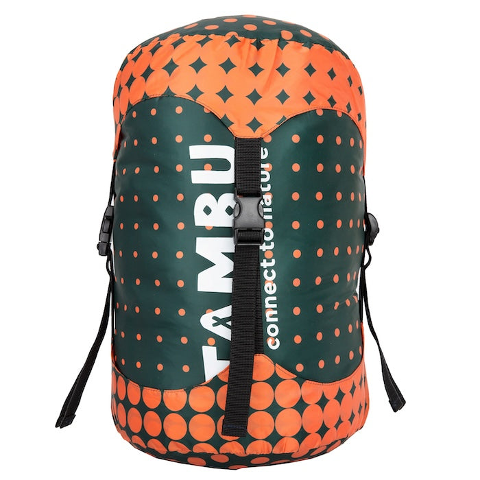 KARA Mumienschlafsack 1000 oder 1600 in Kompressionstasche von Tambu Outdoor in grün mit orangefarbenen Punkten und schwarzen Gurten, mit weißem Schriftzug 'TAMBU' und 'connect to nature'