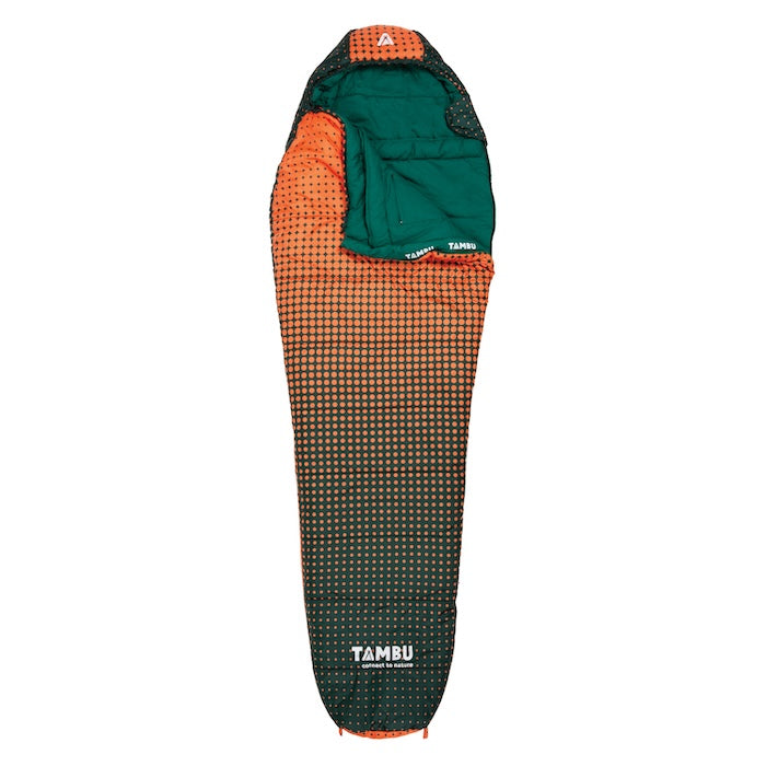 KARA 1000 oder 1600 Mumienschlafsack von Tambu Outdoor in Orange und Grün mit Punkten, geöffnet und flach liegend, mit sichtbarem Innenfutter und 'TAMBU' Logo am Fußende