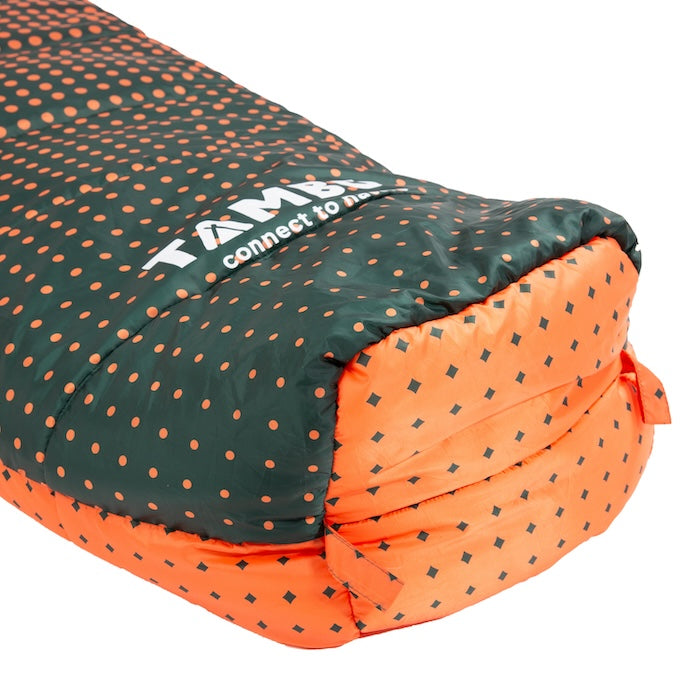 KARA 1000 oder 1600 Mumienschlafsack von Tambu Outdoor in grün mit orangefarbenem Fußteil und Punkten, mit Logo und Schriftzug 'TAMBU connect to nature', Ansicht vom Fußteil