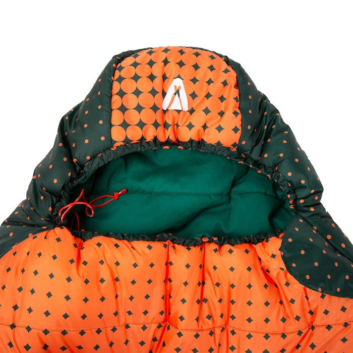 Grüner und oranger KARA 1000 oder 1600 Mumienschlafsack von Tambu Outdoor mit Kapuze und Muster aus Punkten und Rauten