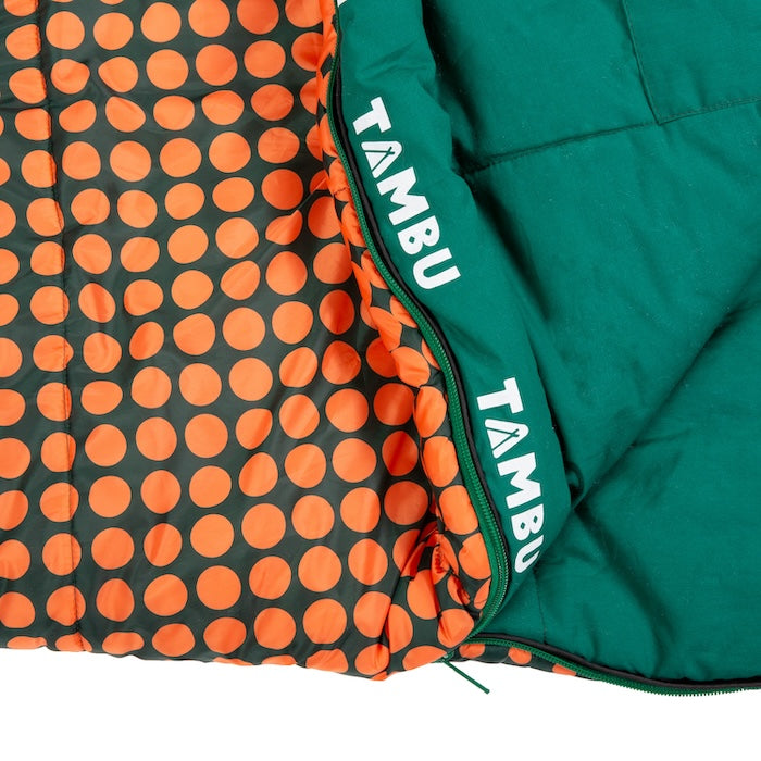 Grüner KARA 1000 oder 1600 Mumienschlafsack von Tambu Outdoor mit orangefarbenen Punkten innen und weißem Tambu-Logo am Reißverschluss