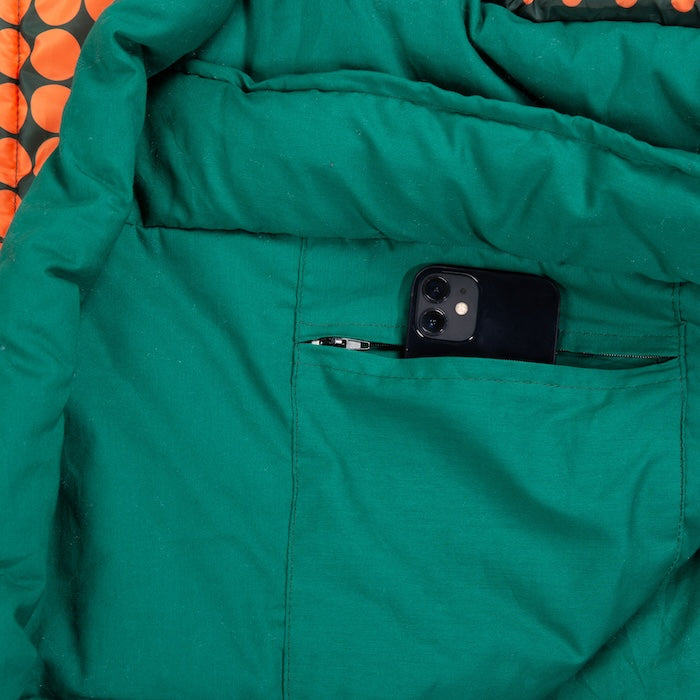 Grüner KARA 1000 oder 1600 Mumienschlafsack von Tambu Outdoor mit Reißverschlusstasche, darin ein schwarzes Smartphone