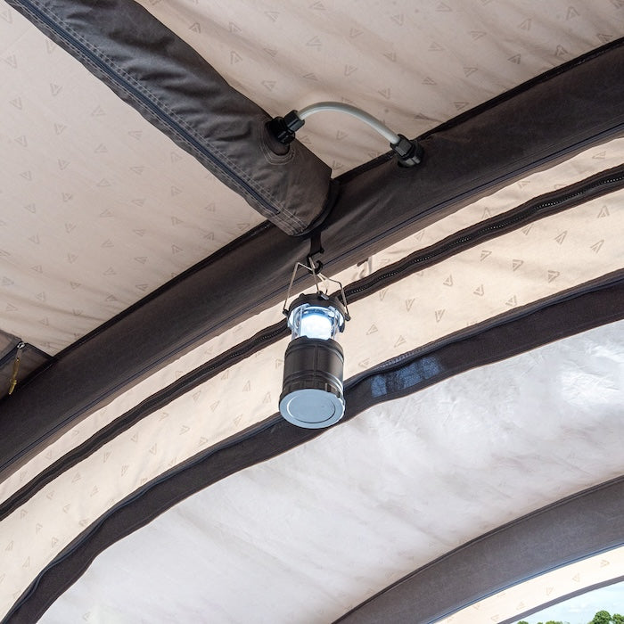 Innenansicht des BISALA VAN Busvorzelts AIR von Tambu Outdoor mit einer hängenden schwarzen LED-Laterne an der Deckenstange