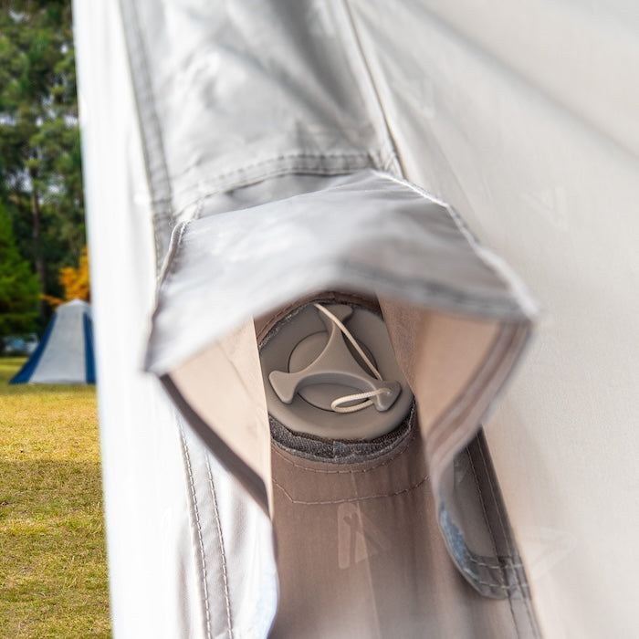 Detailansicht des Luftventils am BISALA VAN Busvorzelt AIR von Tambu Outdoor, umgeben von beigen Zeltstoff