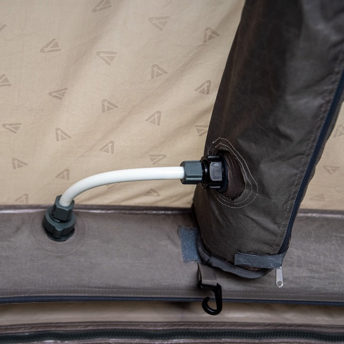Detailansicht eines weißen Verbinders mit schwarzen Anschlüssen, verbunden mit dem aufblasbaren Rahmen des BISALA VAN Busvorzelts AIR von Tambu Outdoor