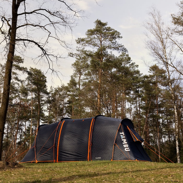 Blaues Familienzelt MANDAPA 4 von Tambu Outdoor für 4 Personen, vis-à-vis aufgebaut im Wald auf Wiese