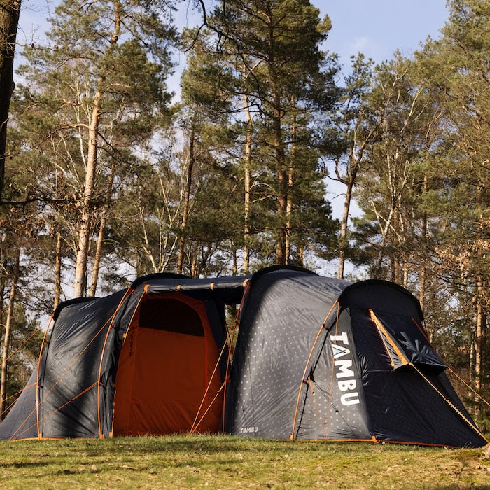 Blaues Familienzelt MANDAPA 4 oder 6 von Tambu Outdoor mit Vis-à-Vis-Design für 4 oder 6 Personen, aufgebaut im Wald