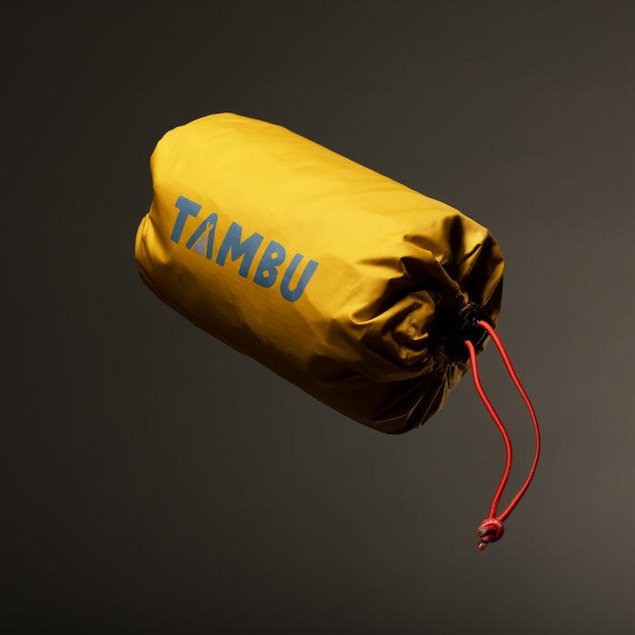 Gelber Biwacksack 350 von Tambu Outdoor mit schwarzem Zugband und rotem Kordelverschluss