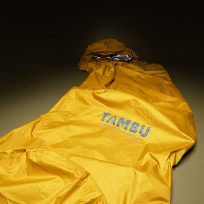 Gelber Biwaksack MARI 350 von Tambu Outdoor mit reflektierender Innenseite und aufgedrucktem Logo