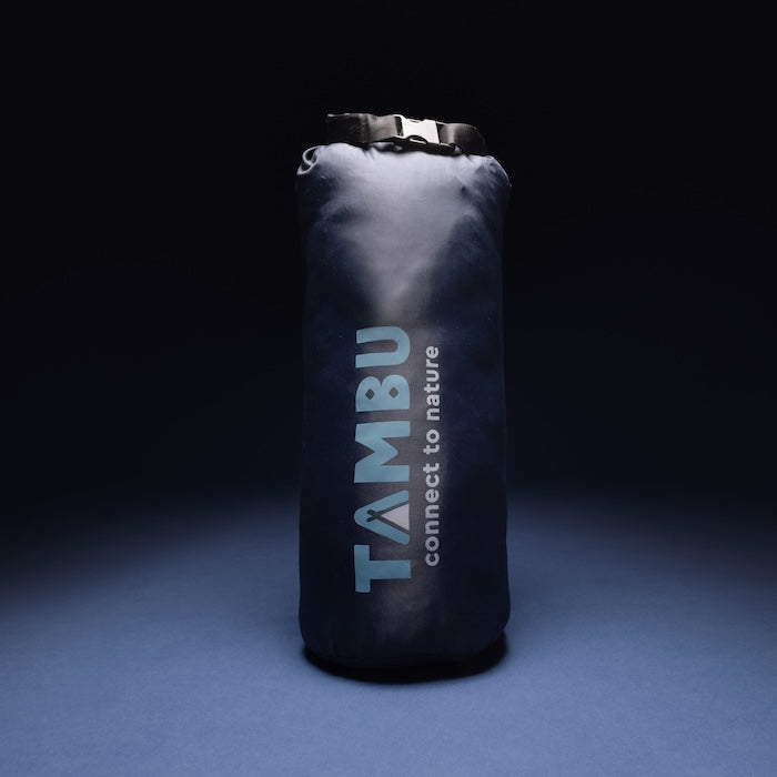 Dunkler Packsack mit Aufschrift 'TAMBU connect to nature' für den MOMI Mumienschlafsack 950 von Tambu Outdoor