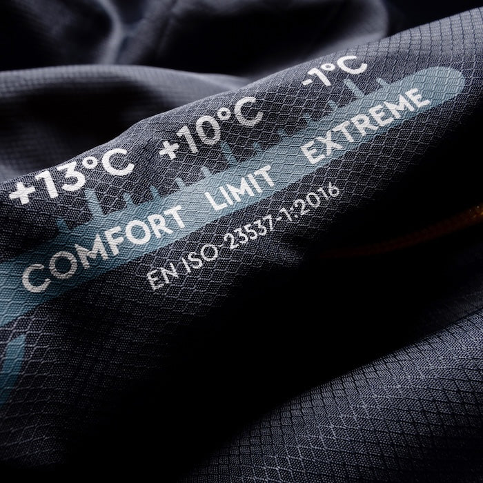 Temperaturanzeige auf dem NEEL Mumienschlafsack 750 von Tambu Outdoor mit Komfortbereich +13°C, Grenzbereich +10°C und Extrembereich -1°C, nach EN ISO 23537-1:2016