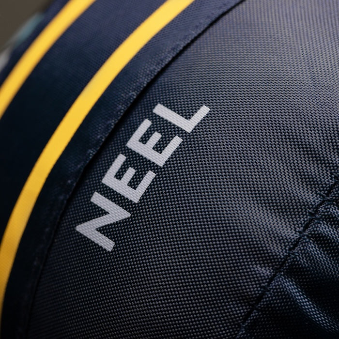 Dunkelblauer Packsack mit gelben Streifen und weißem Schriftzug 'NEEL' für den Mumienschlafsack 750 von Tambu Outdoor