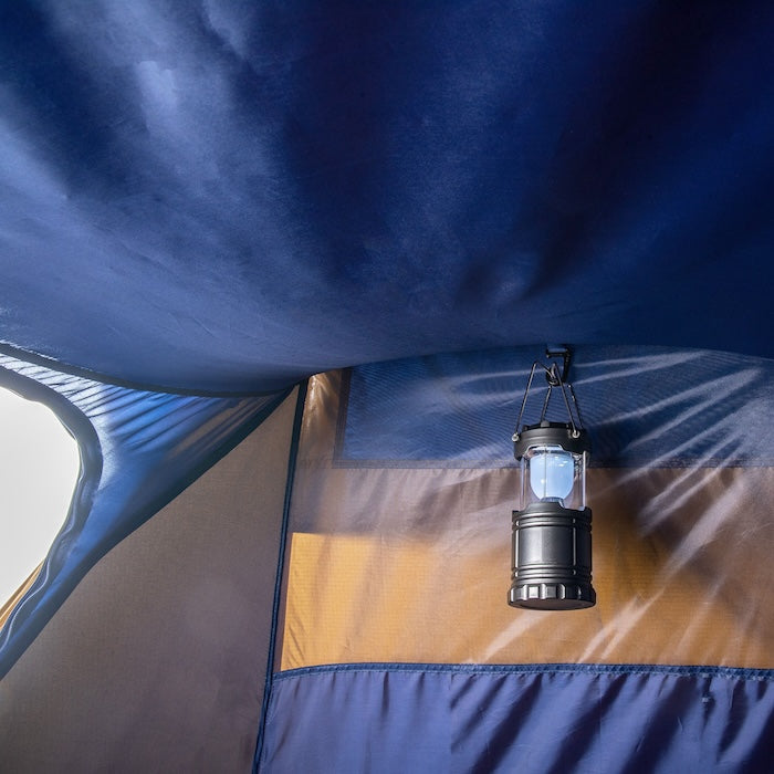 Innenansicht des SURANGA 2.0 Leichtgewichts-Trekkingzelts von Tambu Outdoor mit aufgehängter, beleuchteter Campinglaterne