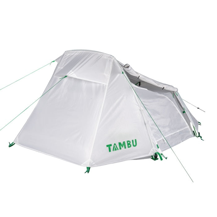 Weißes SURAN 2-Personen Trekking-Tunnelzelt von Tambu Outdoor mit grünem Logo und Abspannleinen