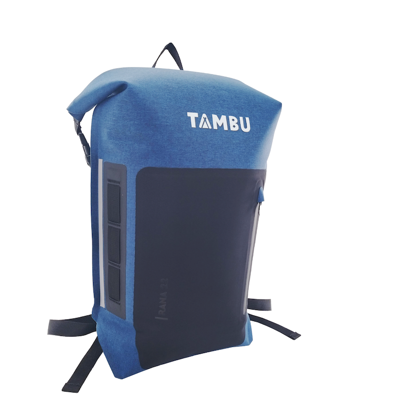 Blauer RANA 22 Roll-on-Top Rucksack von Tambu Outdoor mit wasserabweisendem Material und schwarzer Fronttasche