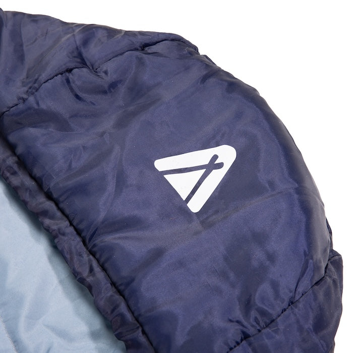 Blauer Mumienschlafsack TALU 1500 von Tambu Outdoor mit weißem Logo auf der Außenseite