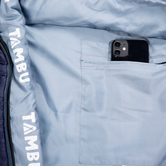 Hellblauer Innenstoff des TALU Mumienschlafsacks 1500 von Tambu Outdoor mit aufgenähter Tasche, in der ein schwarzes Smartphone steckt