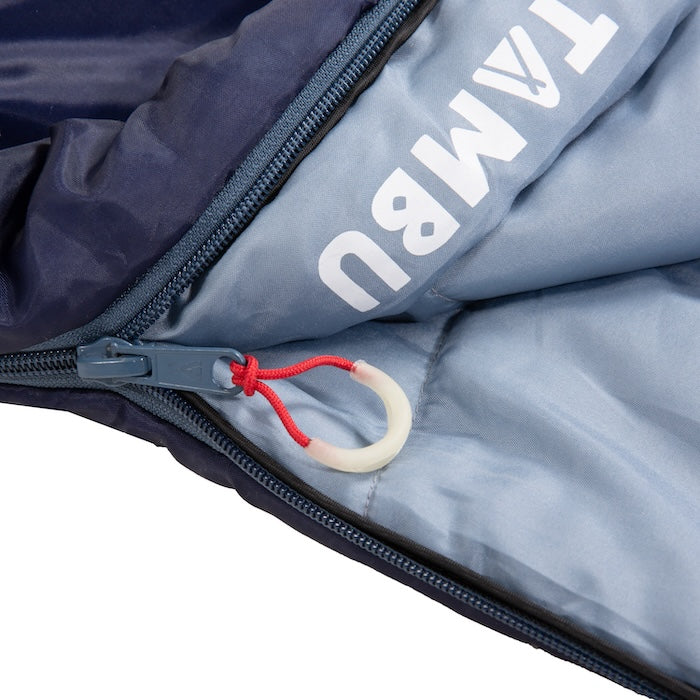 Blauer Reißverschluss mit rotem Zugband und weißem Kunststoffring am Mumienschlafsack TALU 1500 von Tambu Outdoor