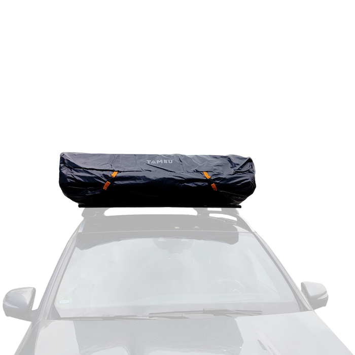 Schwarze YANO Abdeckhaube von Tambu Outdoor auf einem Dachzelt auf dem Autodach, mit orangefarbenen Befestigungsriemen