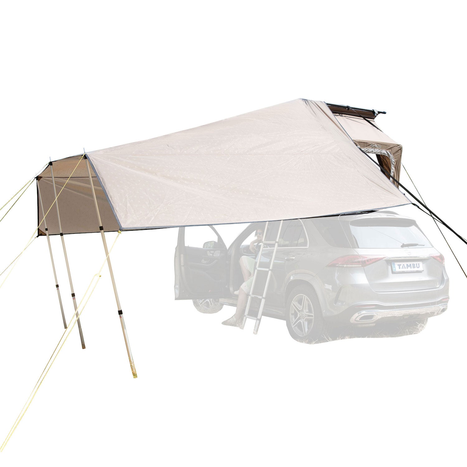 Beiges Sonnensegel YANO von Tambu Outdoor, aufgespannt an einem Dachzelt auf einem Auto, mit Teleskopstangen und Abspannleinen
