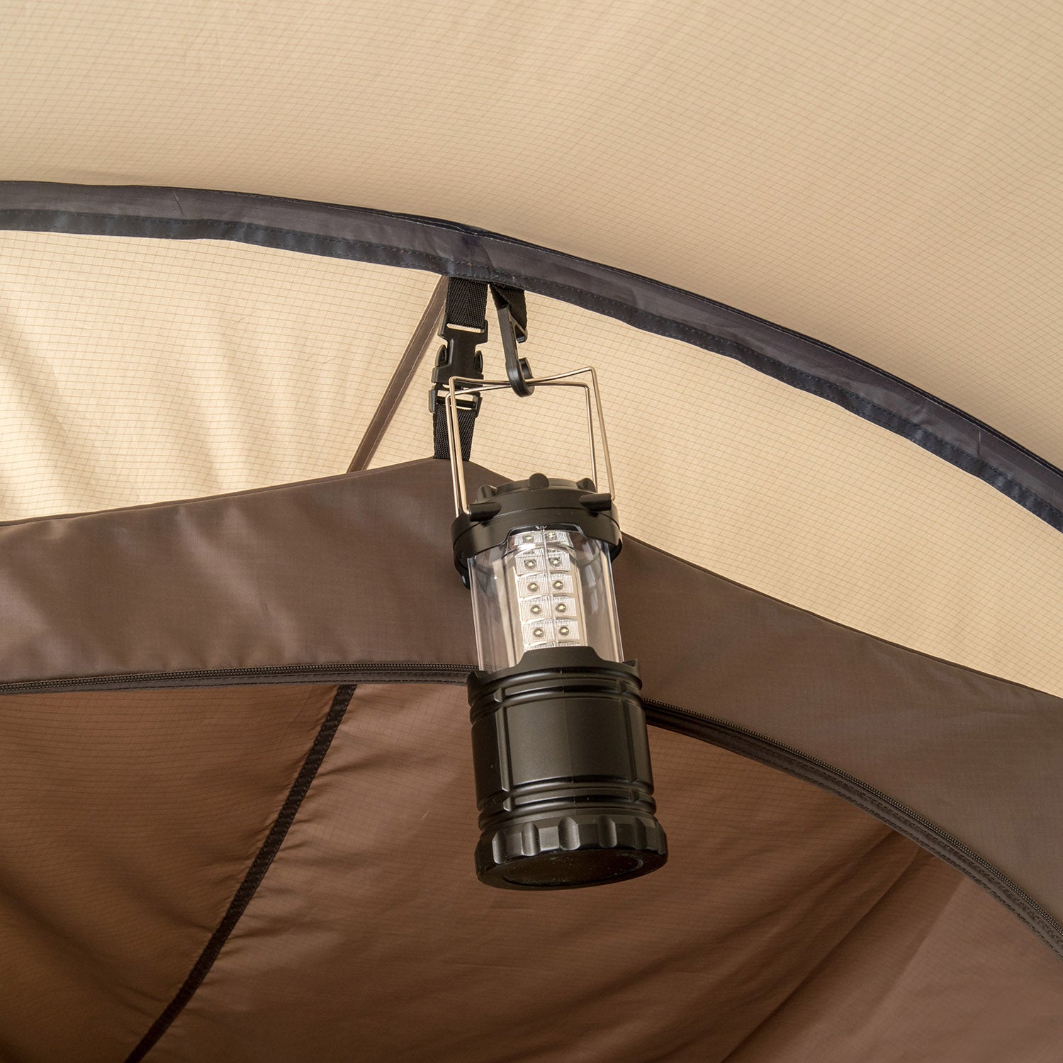 LED-Laterne hängt innen an der Decke des AGNIKUNDA 4-Personen Trekking Vis-à-Vis Zelts von Tambu Outdoor