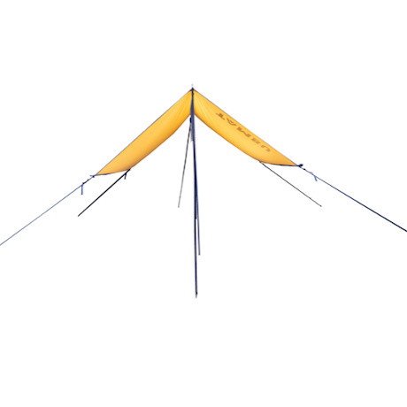 Gelbes multifunktionales Sonnensegel CHADA von Tambu Outdoor, gespannt mit zwei Stangen und Abspannleinen