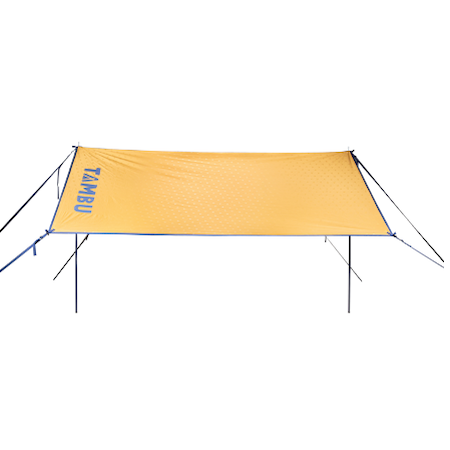 Gelbes multifunktionales Sonnensegel CHADA von Tambu Outdoor, gespannt mit zwei Stangen und Abspannleinen