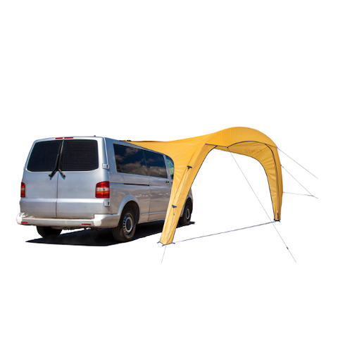 Gelbes GATI Bus-Sonnensegel AIR von Tambu Outdoor, befestigt an einem silbernen Van, mit vier Abspannleinen