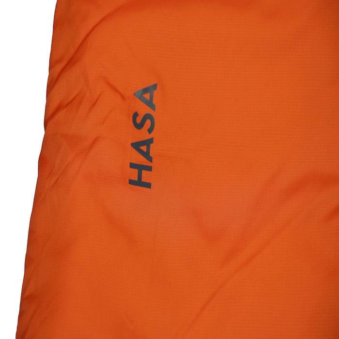 Oranger Deckenschlafsack mit dem Schriftzug 'HASA', Modell HASA 950 von Tambu Outdoor