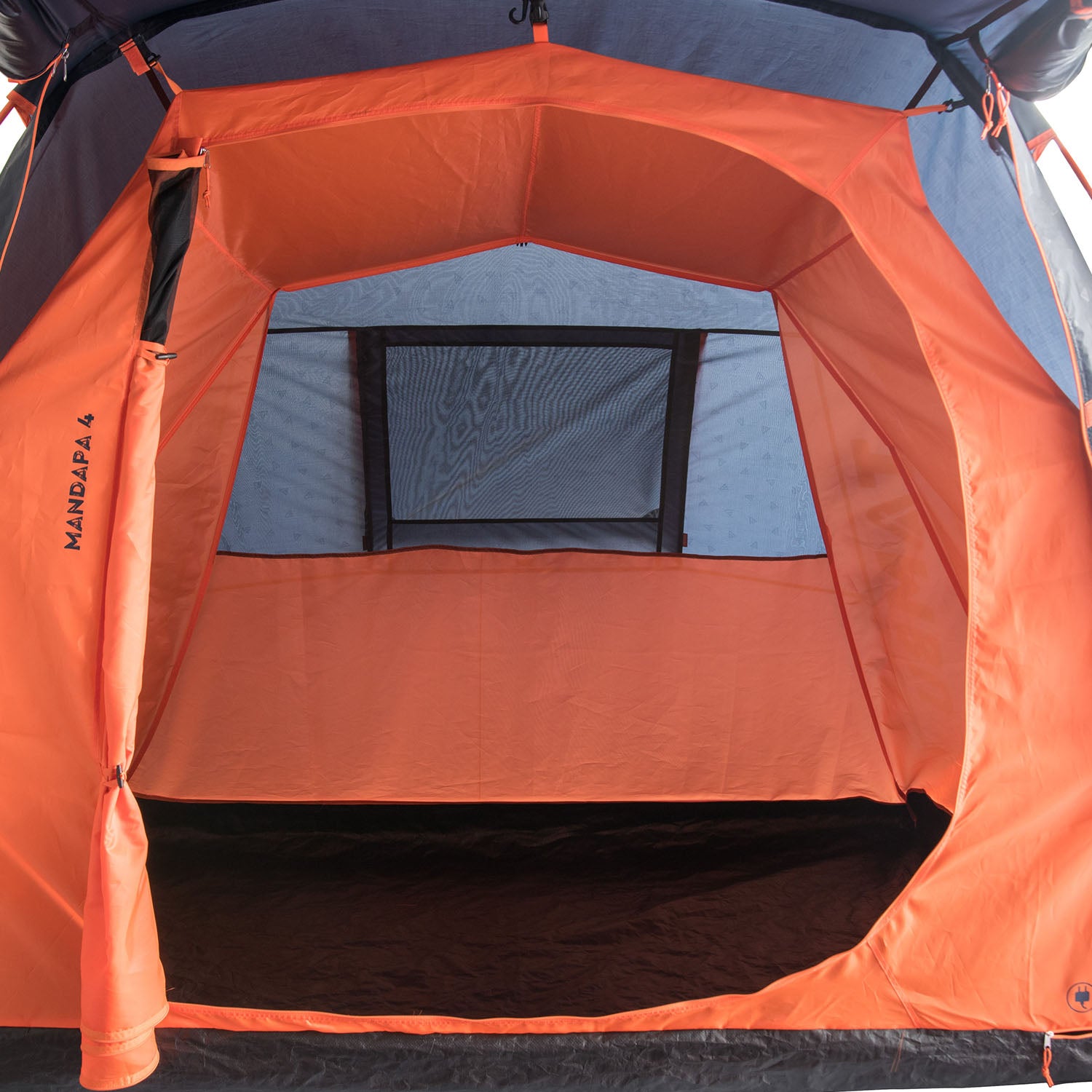 Innenansicht des orangefarbenen MANDAPA 4 Familienzelts von Tambu Outdoor mit offenem Eingang und Netzfenster