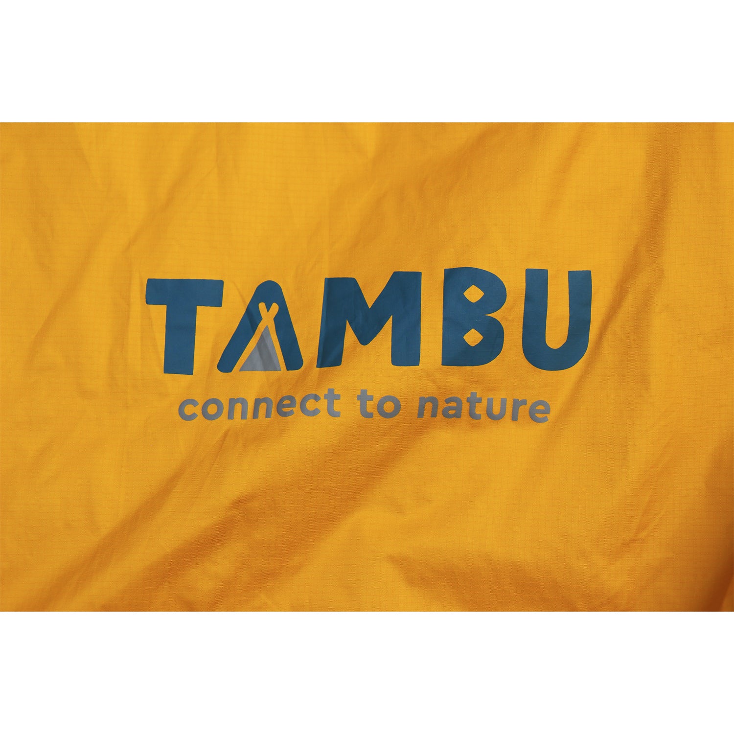 Logo von Tambu Outdoor auf gelbem MARI 350 Biwacksack mit Schriftzug 'TAMBU connect to nature'