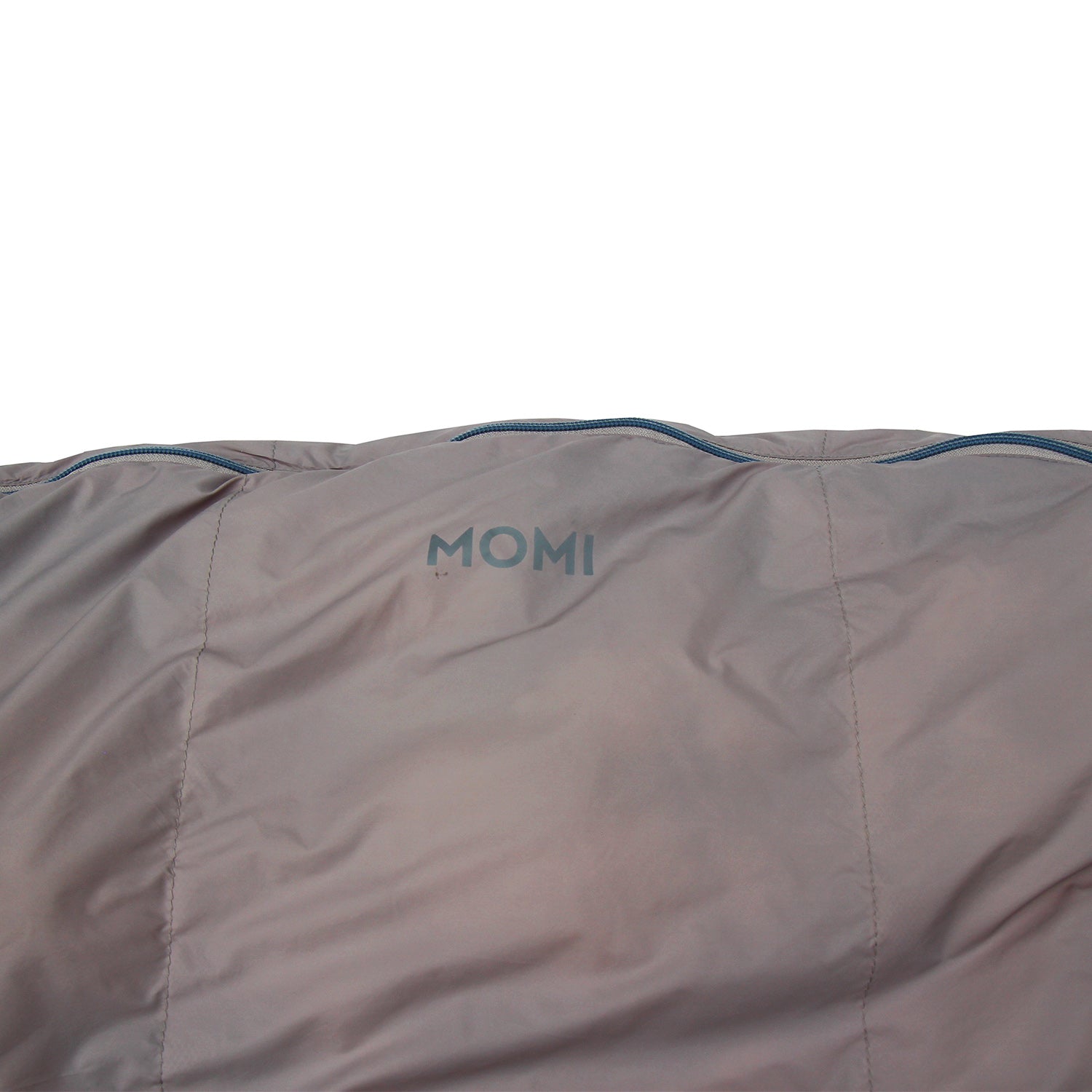 Grauer Mumienschlafsack 950 von Tambu Outdoor mit dem Schriftzug 'MOMI' auf der Oberseite