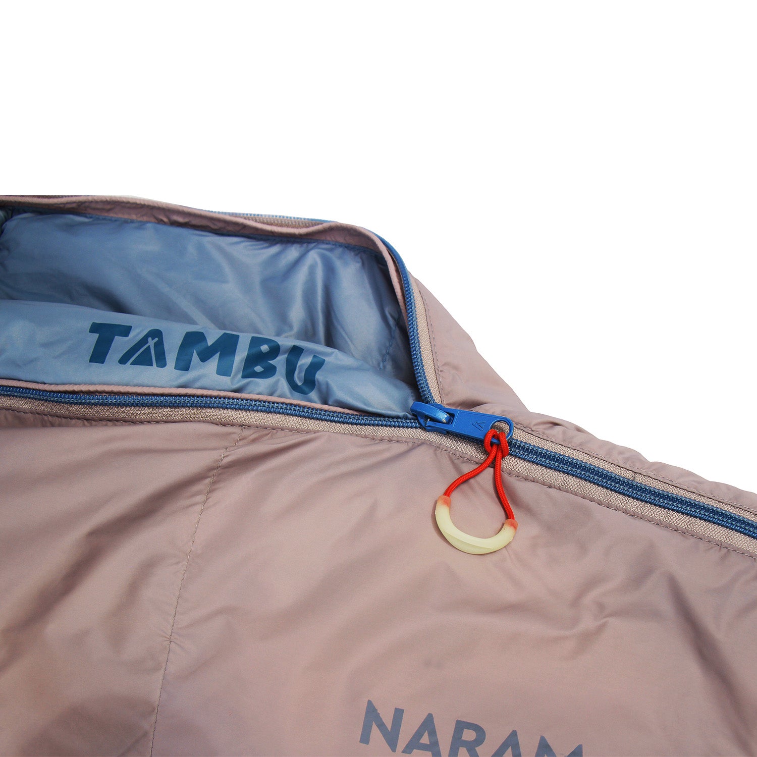 Grauer Mumienschlafsack NARAM 1500 von Tambu Outdoor mit blauem Innenfutter und blauem Reißverschluss mit rotem Zugband