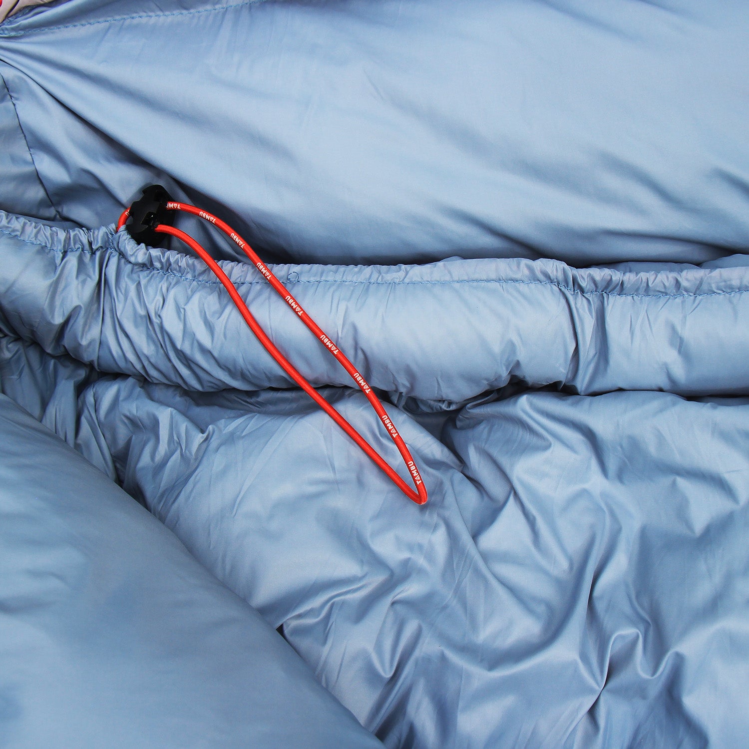 Hellblaues Innenfutter des Mumienschlafsack 1500 von Tambu Outdoor mit rotem Kordelzug und Stopper zur Weitenregulierung